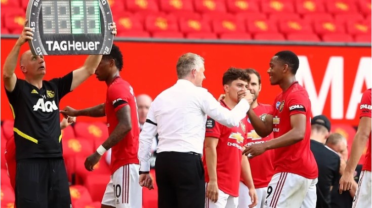 HLV Solskjaer thay đồng loạt 5 cầu thủ cùng lúc. Ảnh: Reuters Kết quả MU vs Sheffield, MU, HLV Solskjaer, Ngoại hạng Anh, Premier League