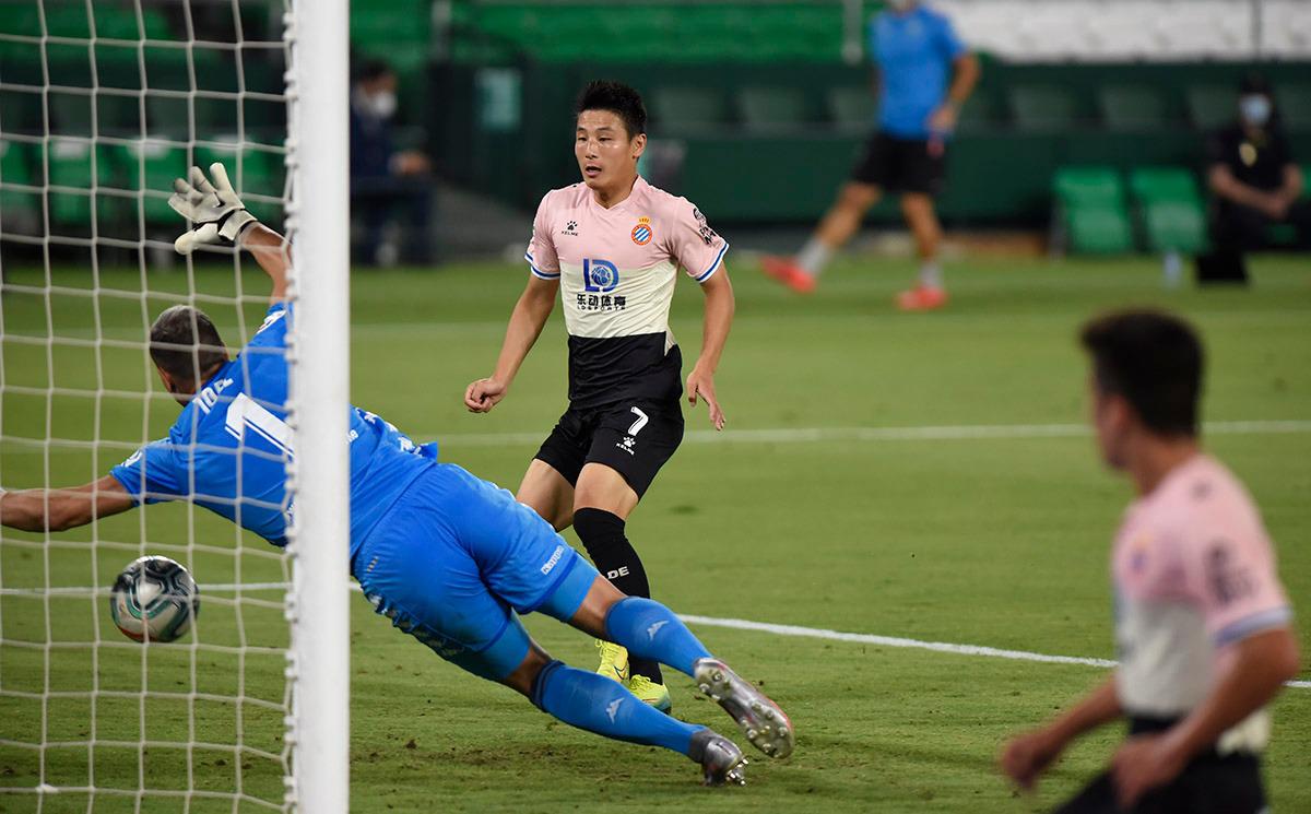Pha bỏ lỡ khó tin của Wu Lei. Ảnh: Eldesmarque Trung Quốc, Ronaldo Trung Quốc, Wu Lei, Espanyol, La Liga, bóng đá Tây Ban Nha