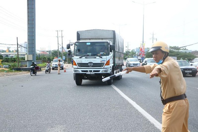 CSGT ra quân kiểm tra giấy tờ xe