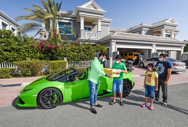 Anh chàng shiper lái siêu xe Lamborghini Huracan đi giao xoài cho khách. Anh chàng shiper lái siêu xe Lamborghini Huracan đi giao xoài cho khách