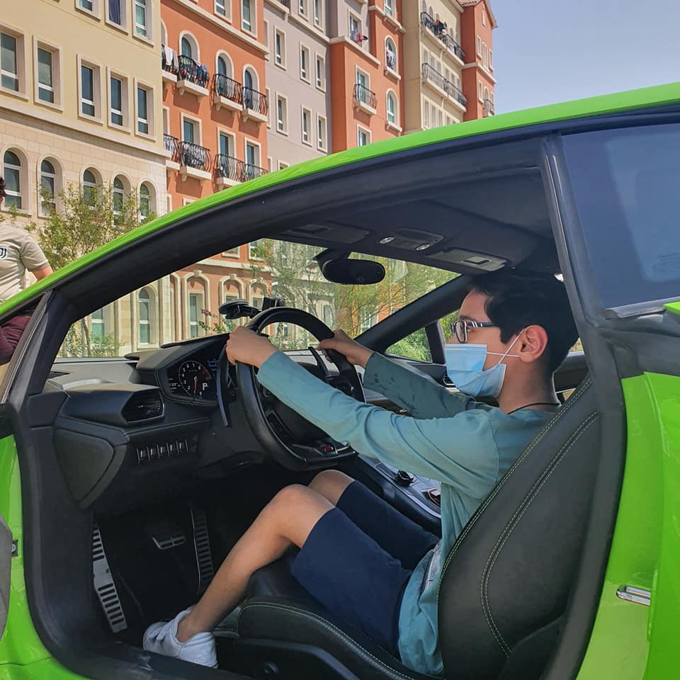 Ngay cả người lớn cũng tỏ ra rất hứng thú với viễn cảnh ngồi sau tay lái chiếc Lamborghini Huracan. Ngay cả người lớn cũng tỏ ra rất hứng thú với viễn cảnh ngồi sau tay lái chiếc Lamborghini Huracan