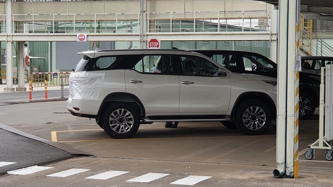 Hình ảnh ngoại thất chiếc Toyota Fortuner 2021 tiêu chuẩn vừa về Việt Nam. Hình ảnh ngoại thất chiếc Toyota Fortuner 2021 tiêu chuẩn vừa về Việt Nam