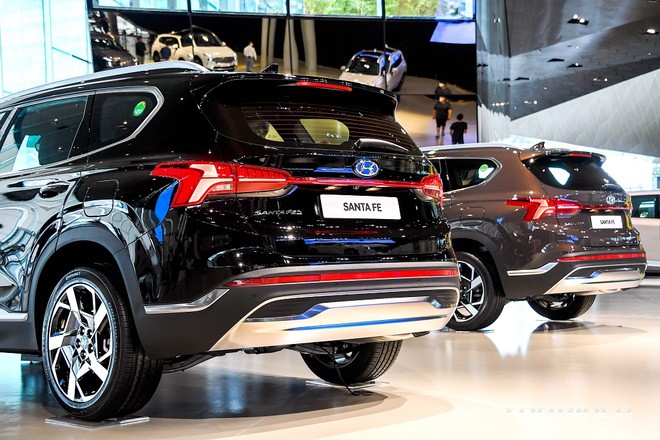 Phần đuôi xe Hyundai Santafe 2021 với cụm đèn hậu sửa đổi đầy tinh tế. Phần đuôi xe Hyundai Santafe 2021