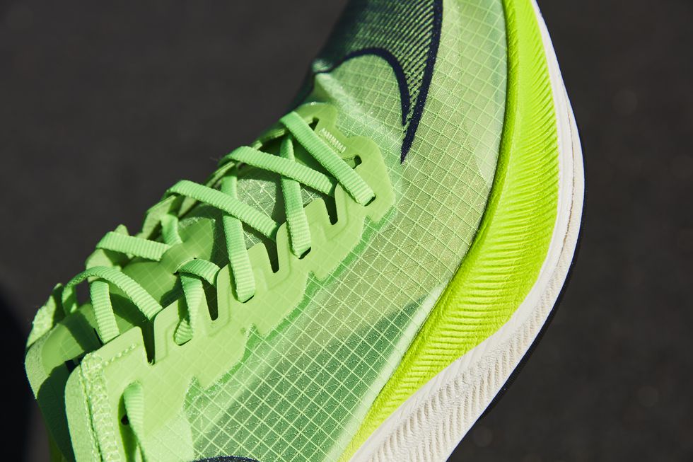 Vaporweave là một vật liệu thân giày mới nhẹ hơn Nike Flyknit, có khả năng thoáng và khô nhanh hơn trước mưa và mồ hôi
