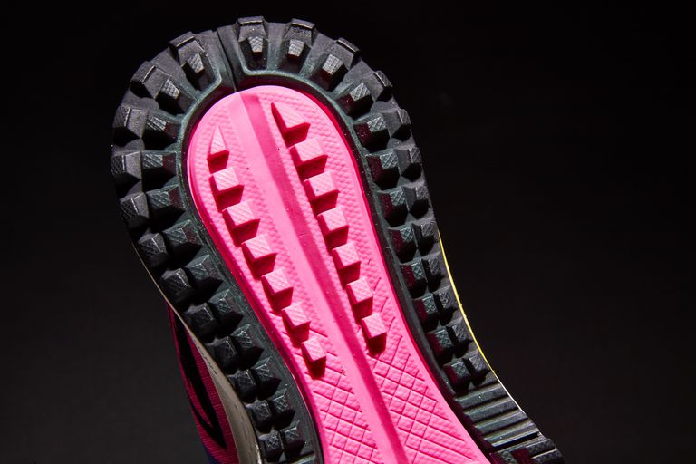 Nike Air Zoom Wildhorse 5 có gai giày khá đặc biệt