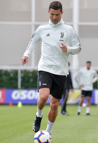 Ronaldo được bắt gặp trên sân với một đôi giày mới cực độc