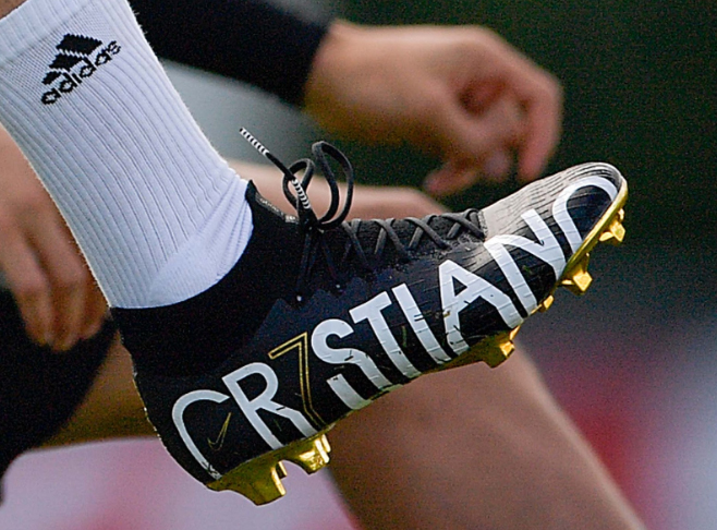 dòng chữ Cristiano được cách điệu trên thân giày
