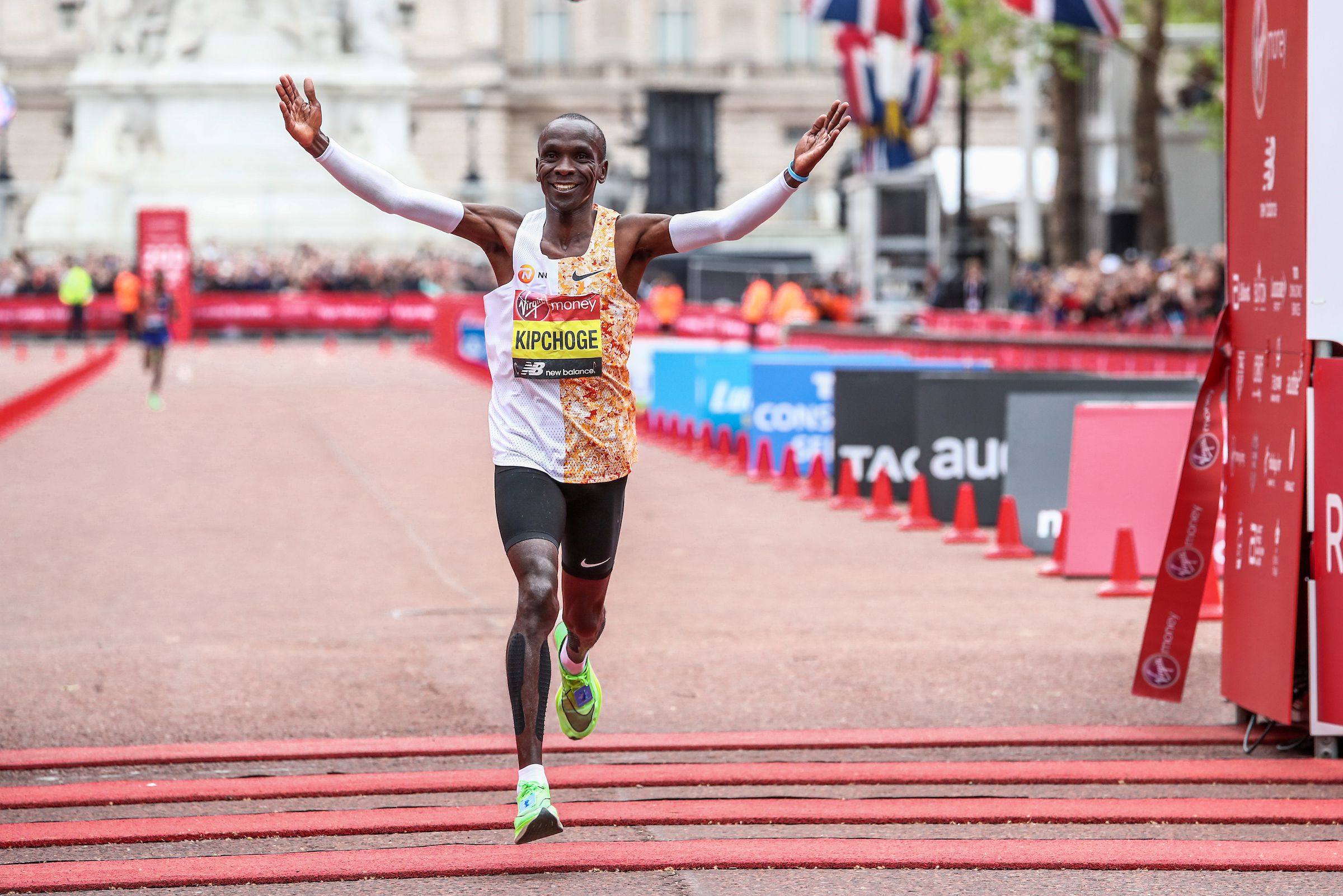 Eliud Kipchoge về đích trong đôi giày mới vaporfly next% mới nhất của Nike