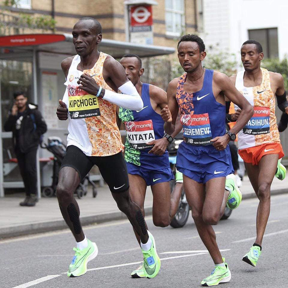 Từ trái qua phải Eliud Kipchoge, Mosinet Geremew và Wasihun , tất cả đều mang giày Vaporfly Next%