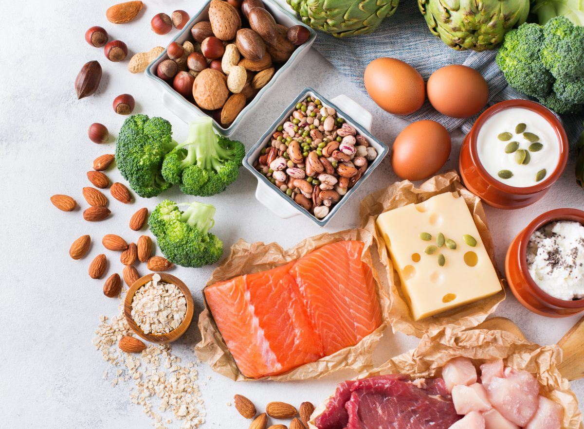 Ăn đầy đủ đường bột, chất đạm, chất béo, vitamin và khoáng chất ít nhất 3 bữa mỗi ngày