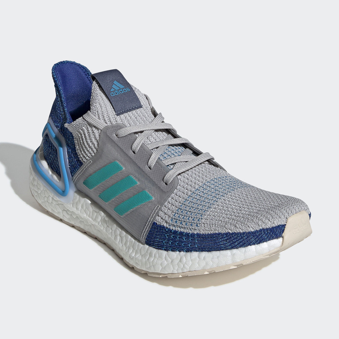 Thân giày được dệt nguyên khối với công nghệ Primeknit