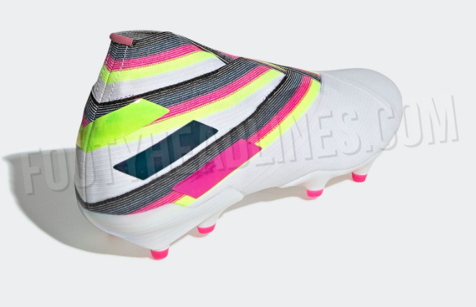 Ngay cả logo 3 sọc truyền thống cũng được phối với 3 màu riêng biệt (Ảnh:footyheadlines.com)