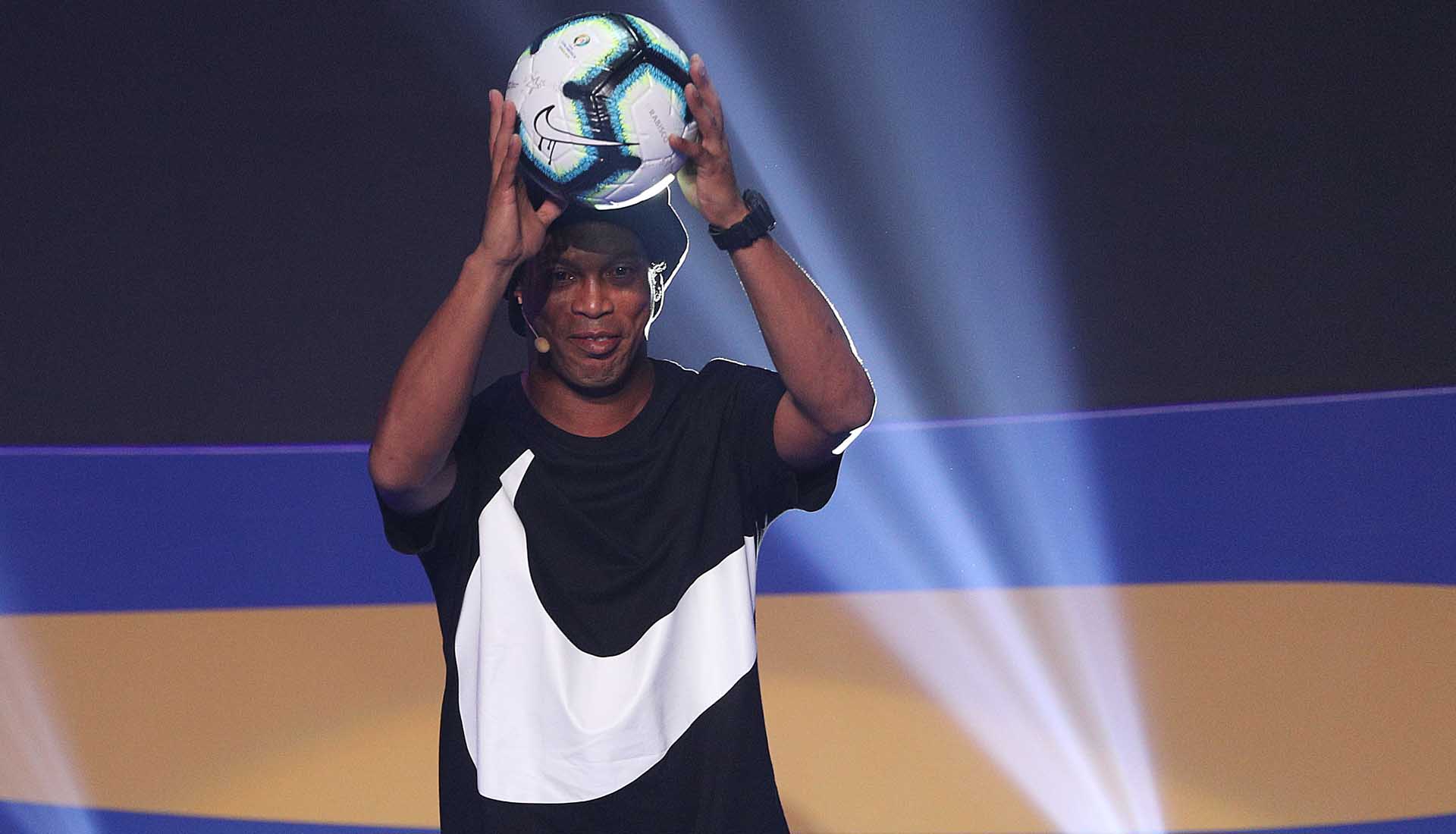 Ronaldinho giới thiệu Rabisco tại lễ bốc thăm chia bảng Copa America 2019
