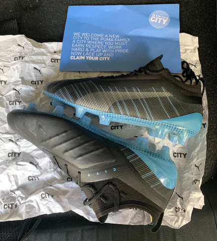 Thiệp chào mừng bên trong hộp giày (ảnh: footyheadlines.com)