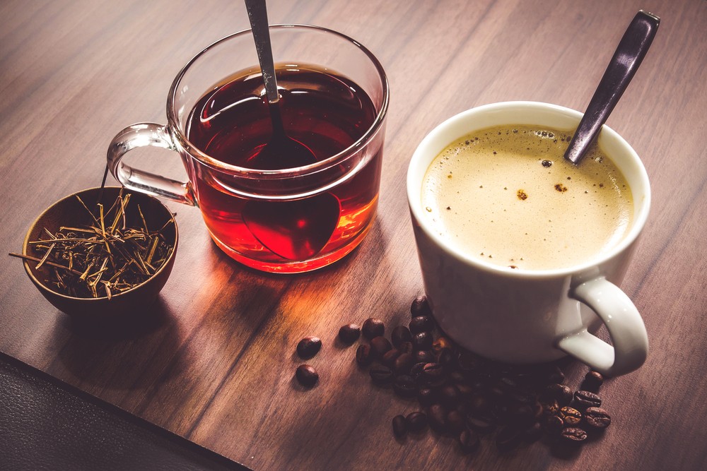 Uống đồ uống có nguồn gốc từ trà và cafeine