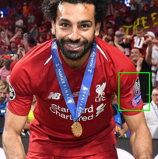 Miếng băng dính dán khá rõ trên áo kể cả với cầu thủ trụ cột như Mohamed Salah (ảnh: footyheadlines.com)