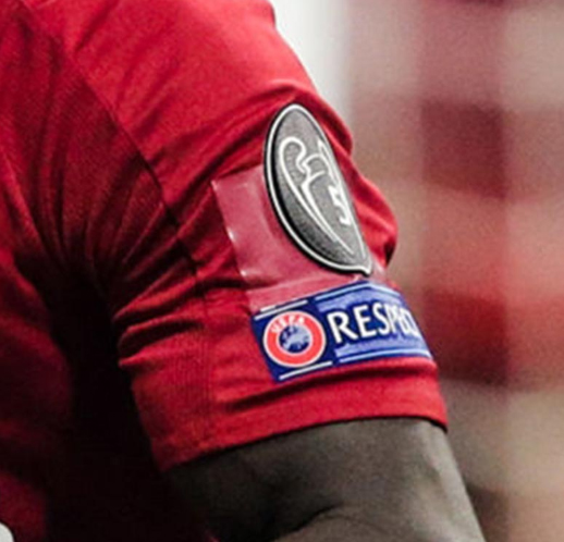 Hết hạn hợp đồng cung cấp áo đấu với Newbalance khiến Liverpool không thể chuẩn bị áo đúng quy định của UEFA (ảnh: Foootyheadlines)