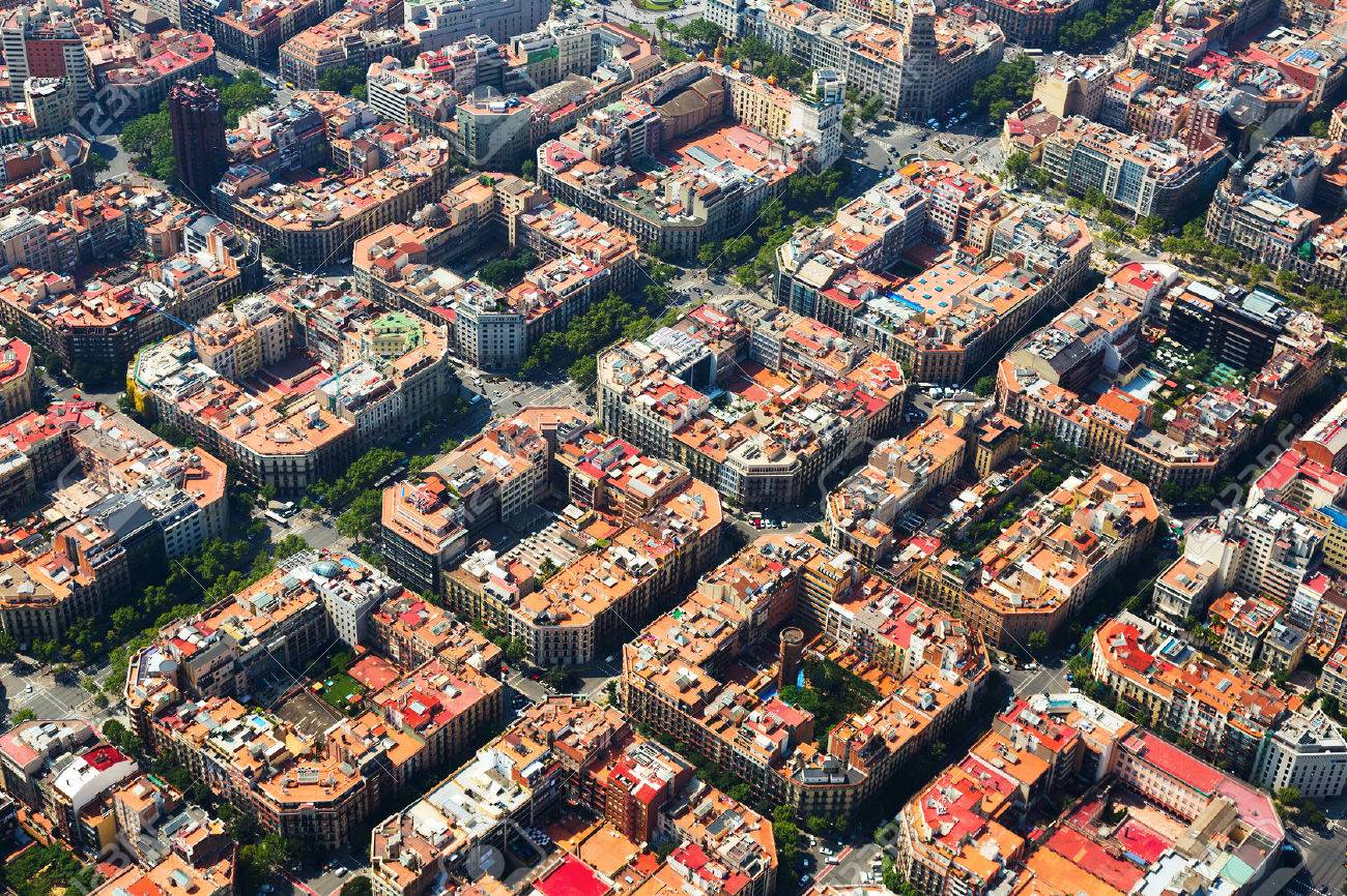 Thiết kế kẻ caro gợi cảm hứng từ những khu phố vuông bàn cờ tại quận Eixample trung tâm thành phố Barcelona