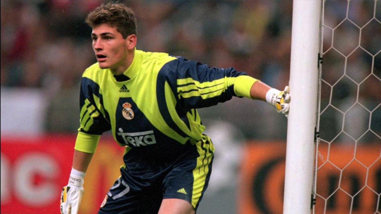 Adidas vinh danh Iker Casillas với mẫu găng đặc biệt.