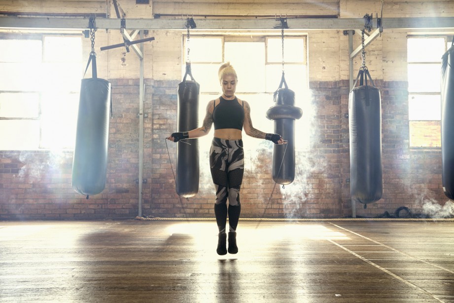Nhảy dây giữa các hiệp tập gym