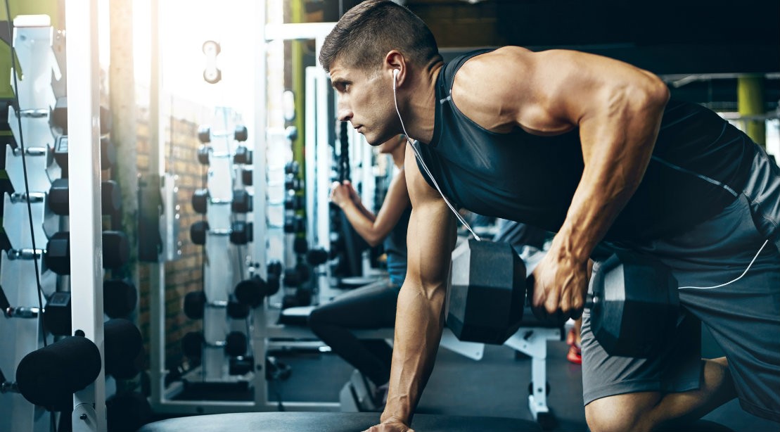 Cuốn tạ đơn một tay với ghế băng