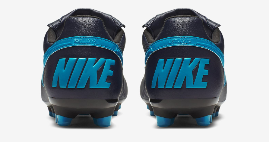 Nike Premier II được phối màu xanh nước biển - đen khá bắt mắt.