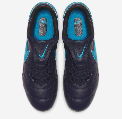 Cổ giày của Nike Premier II được lật ra ngoài giúp xỏ giày dễ dàng hơn