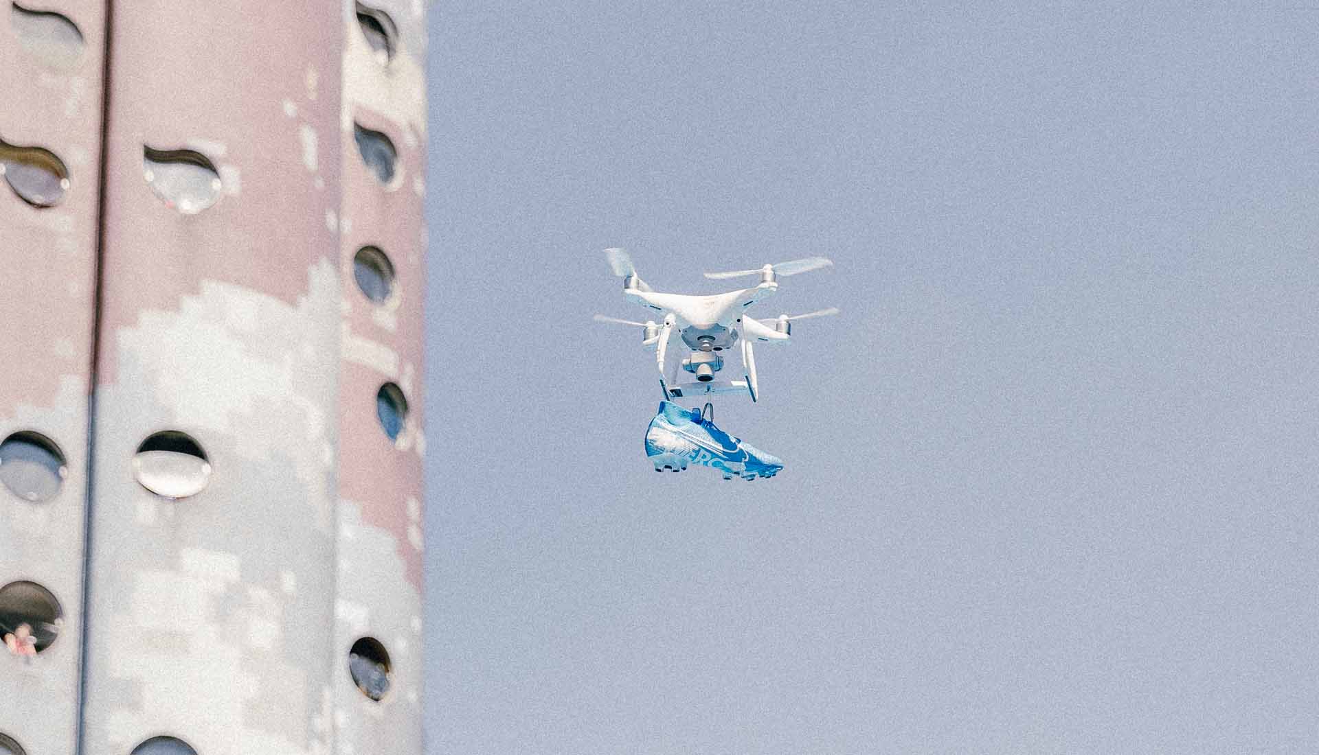 Nike sử dụng những chiếc Flycam để đem giày mẫu tới cho khán giả