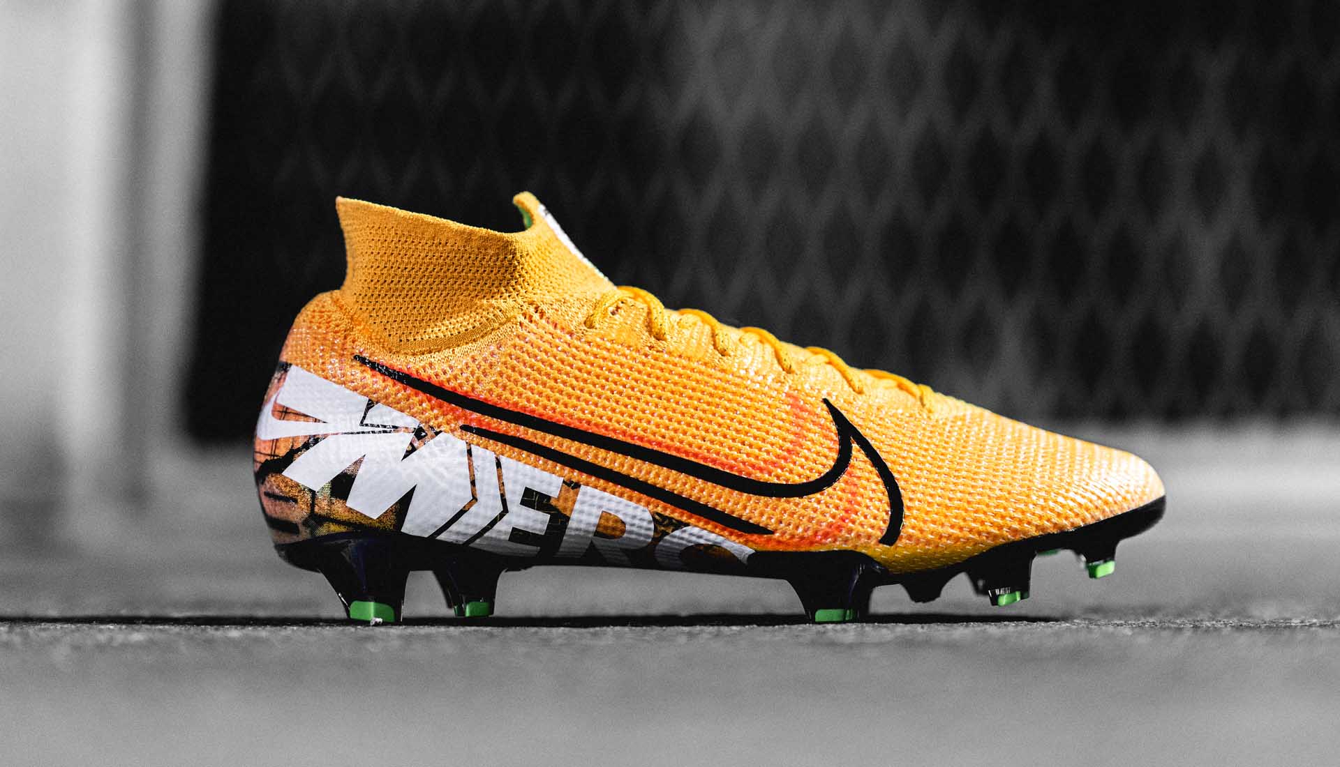 Logo của Nike Mercurial Superfly 7 Elite theo phong cách thiết kế giày chạy zoom fly