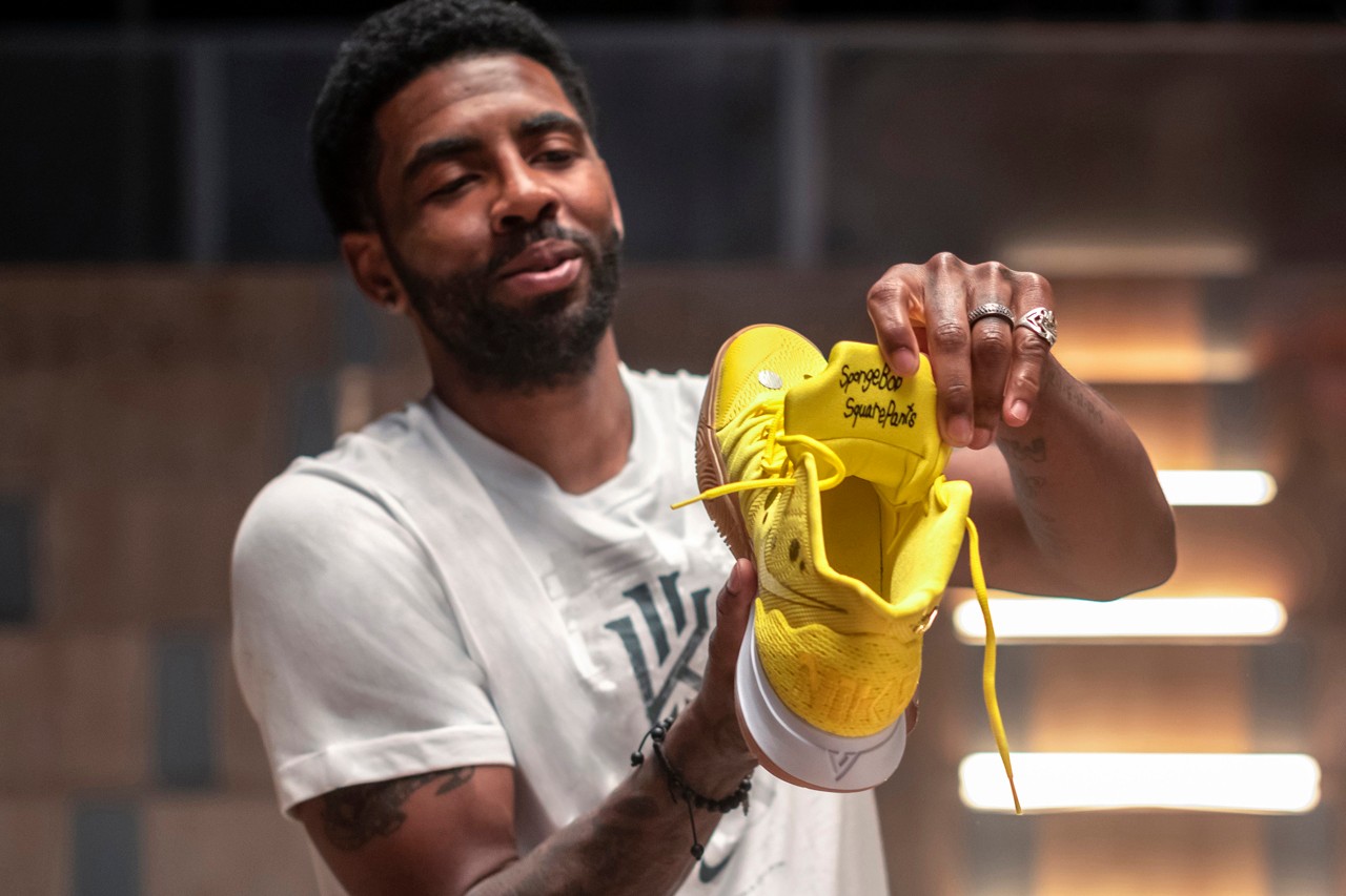 Nike Kyrie 5 với màu vàng đặc trưng của chú bọt biển SpongeBob