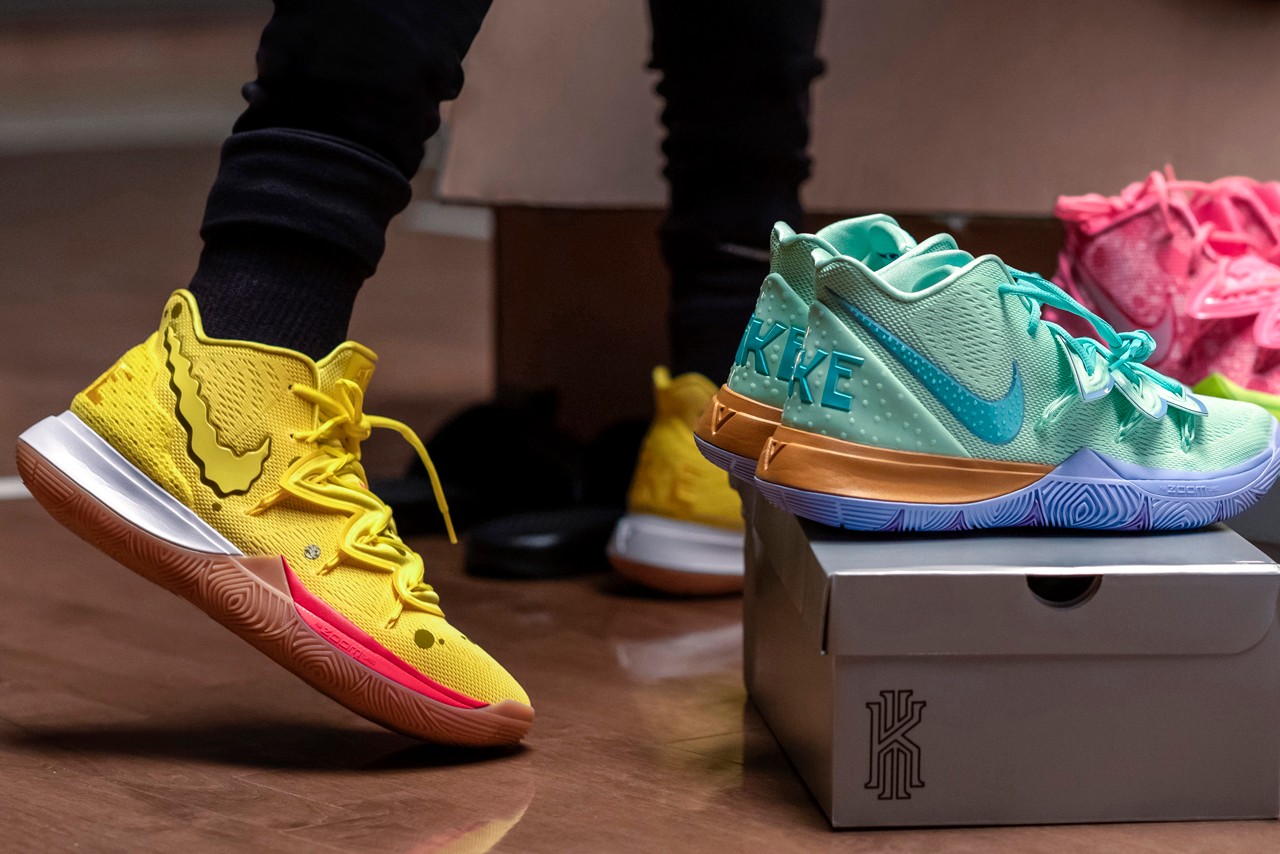Nike Kyrie 5 phiên bản chú bọt biển SpongeBob trái và phiên bản Squidward phải, màu hồng ở góc là phiên bản Patrick Star