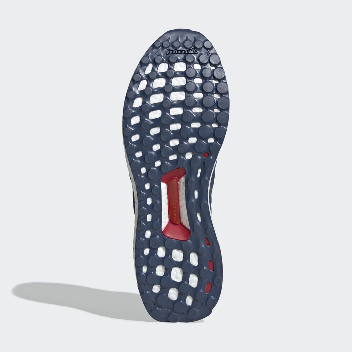 Đệm giày boost trắng và lớp phủ cao su chống mòn quen thuộc của dòng Ultra Boost