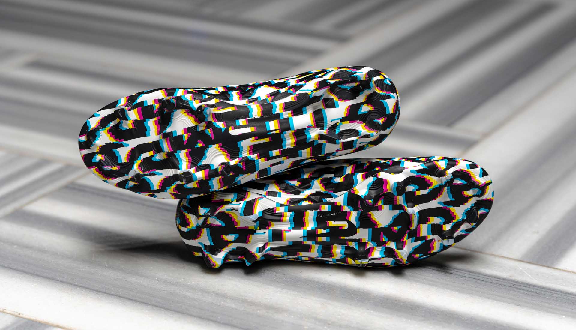 Đế giày cũng được phủ kín với họa tiết camo
