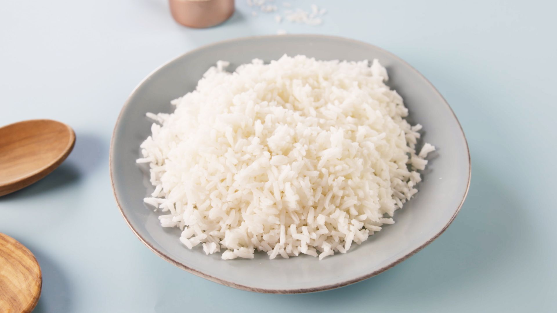 Giống như đồ ngọt, cơm trắng là thực phẩm phổ biến gây tích mỡ thừa.