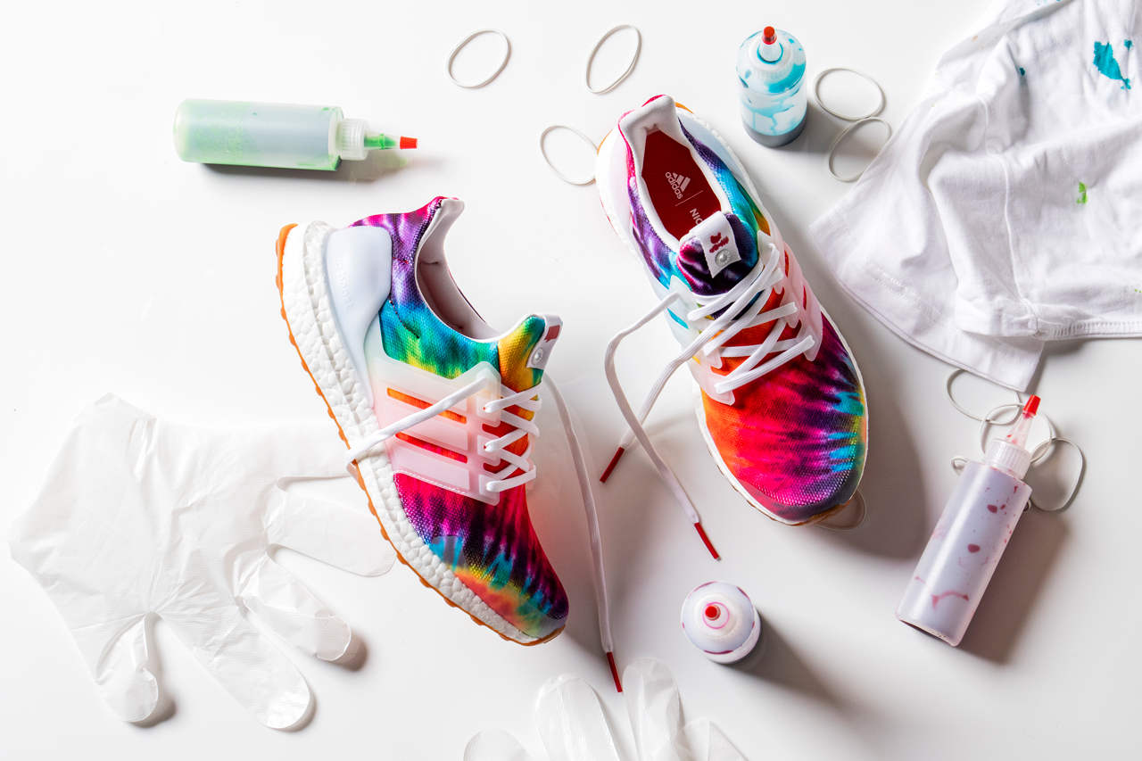 Thân giày dệt cập nhật theo xu hướng màu loang Tie-dye.