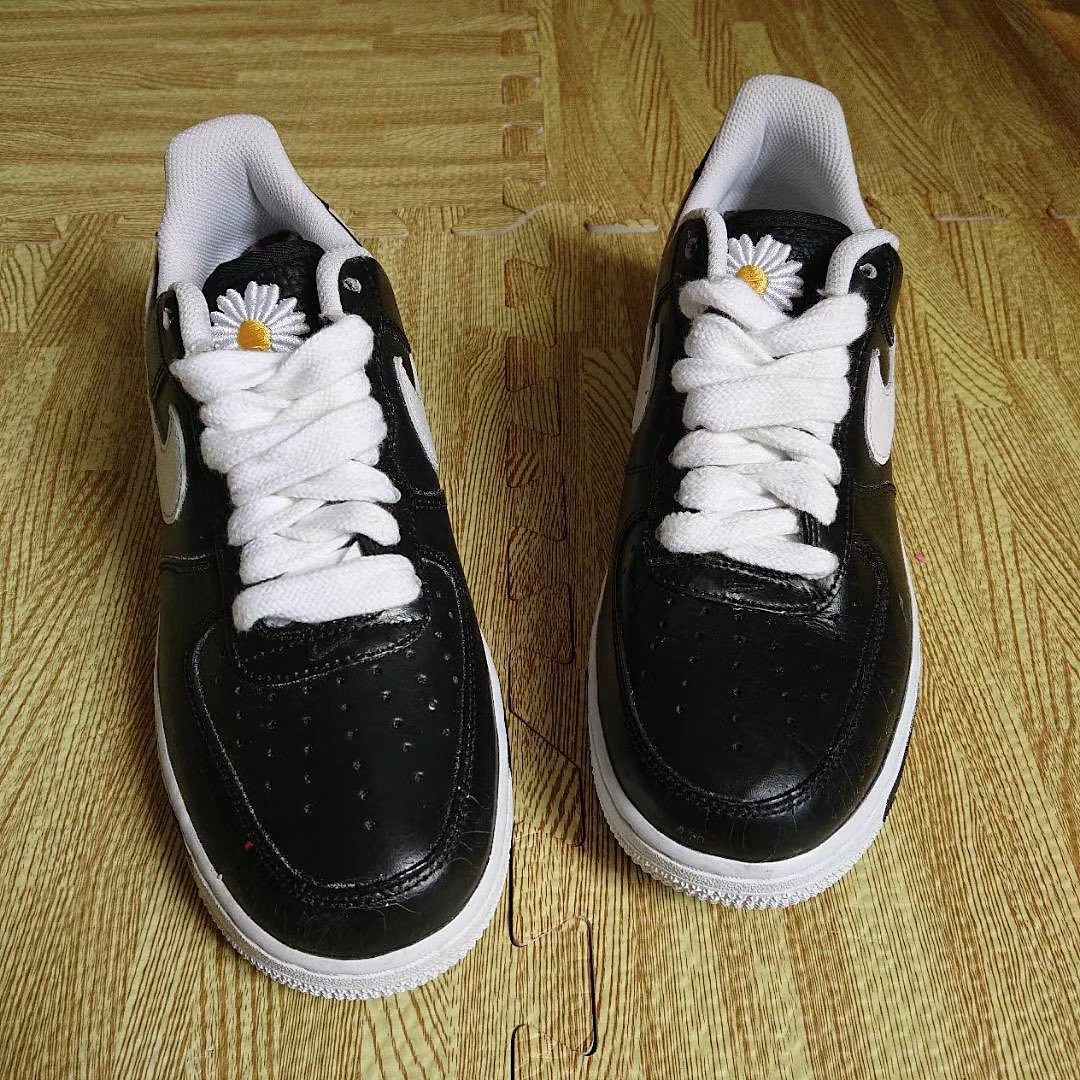 Giày được làm theo phong cách của mẫu Nike Air Force cổ điển.