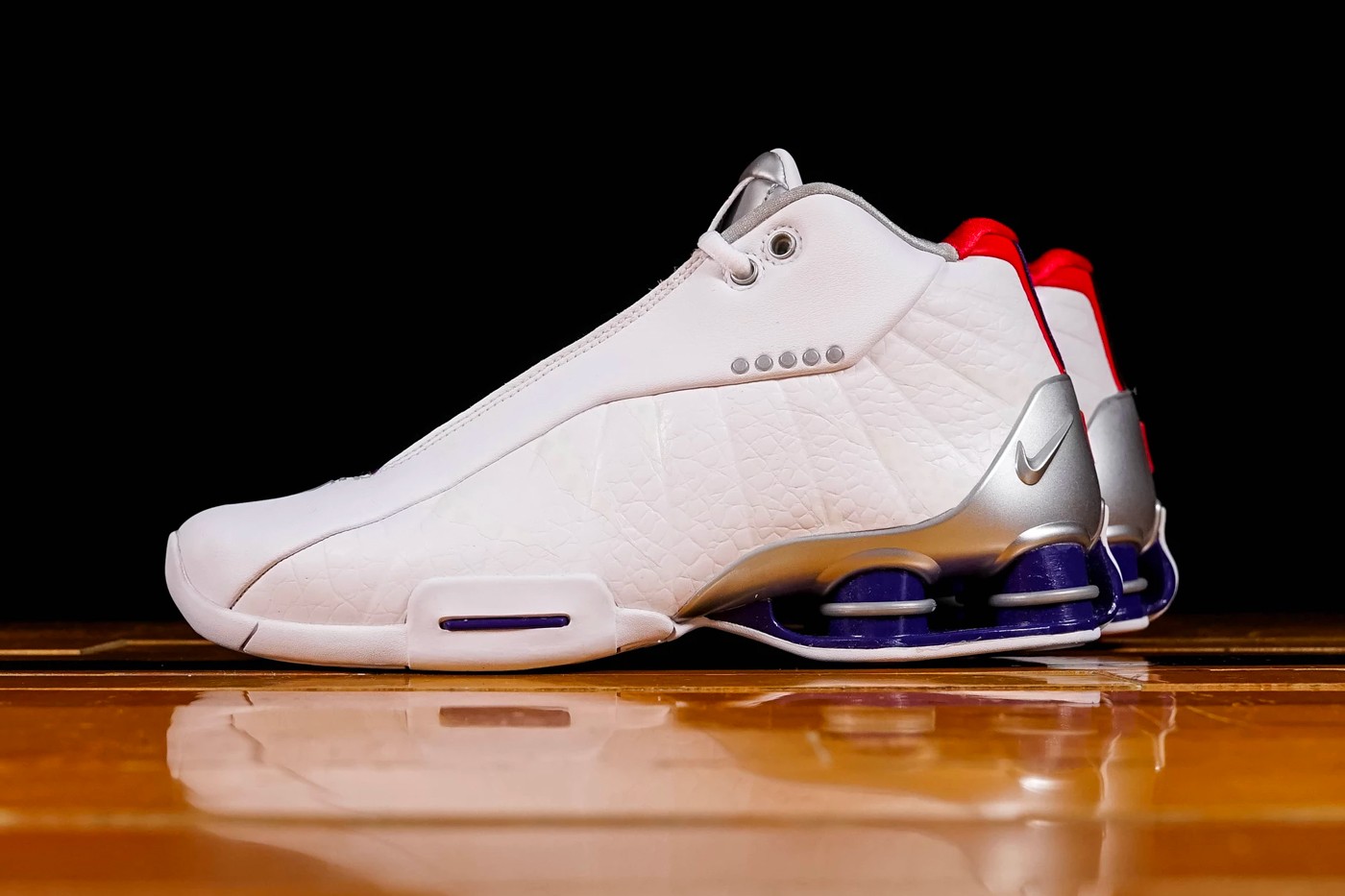 Nike Shox BB4 sở hữu thiết kế đơn giản nhưng đầy mê hoặc.