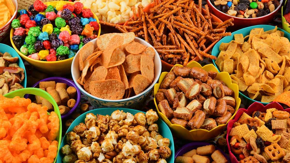 Khi ăn kiêng keto, bạn nên tránh xa các loại thực phẩm đã qua chế biến.