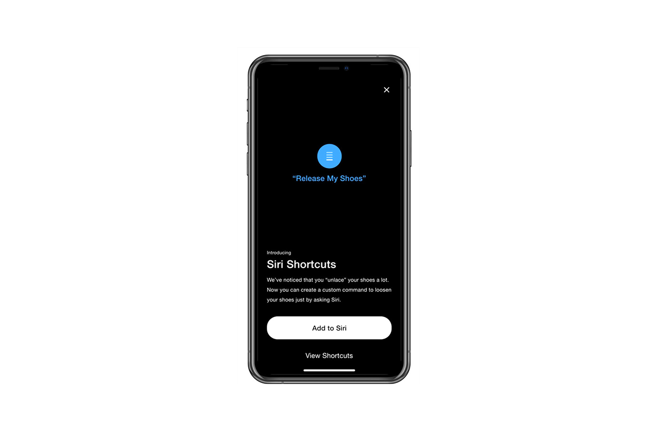 Bạn thậm chí có thể ra lệnh cho giày tự thắt dây bằng giọng nói thông qua hỗ trợ của Siri trên iOS.