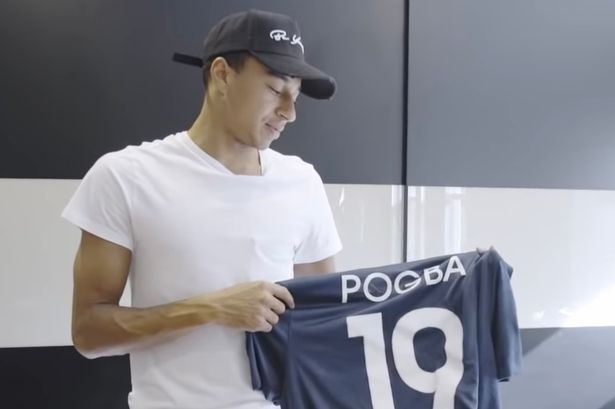 Áo đấu đổi được của Pogba (ảnh: JesseLingard/Youtube)