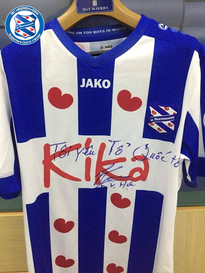 Chiếc áo thi đấu chính thức của SC Heerenven với chữ kí của Văn Hậu (ảnh: SC Heerenveen Supporters Club In Vietnam - @SCHSVN)