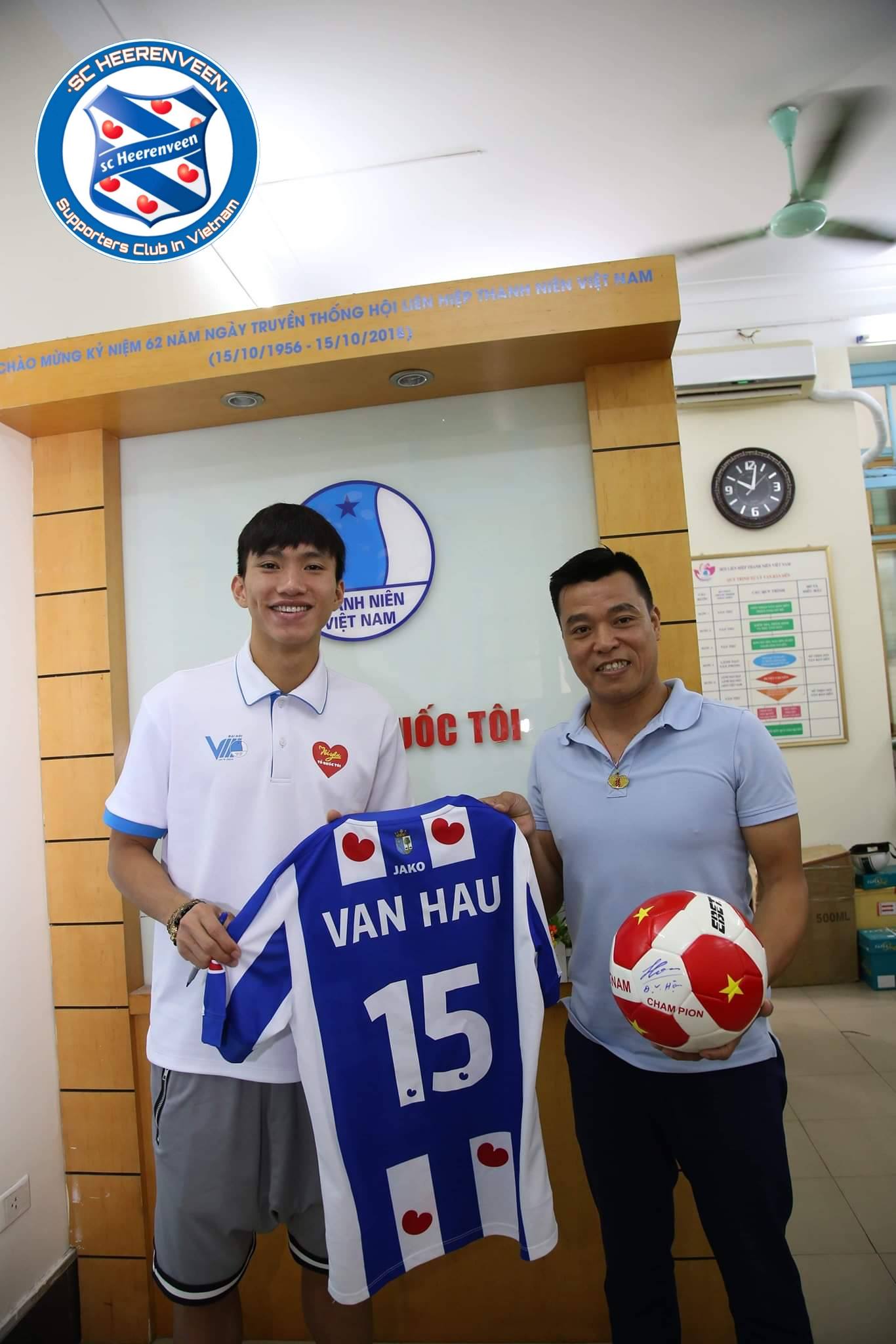 Anh Phạm Phương Hợp (bên phải) hiện đang là trưởng Hội SC Heerenveen Supporters Club tại Việt Nam (ảnh: SC Heerenveen Supporters Club In Vietnam - @SCHSVN)