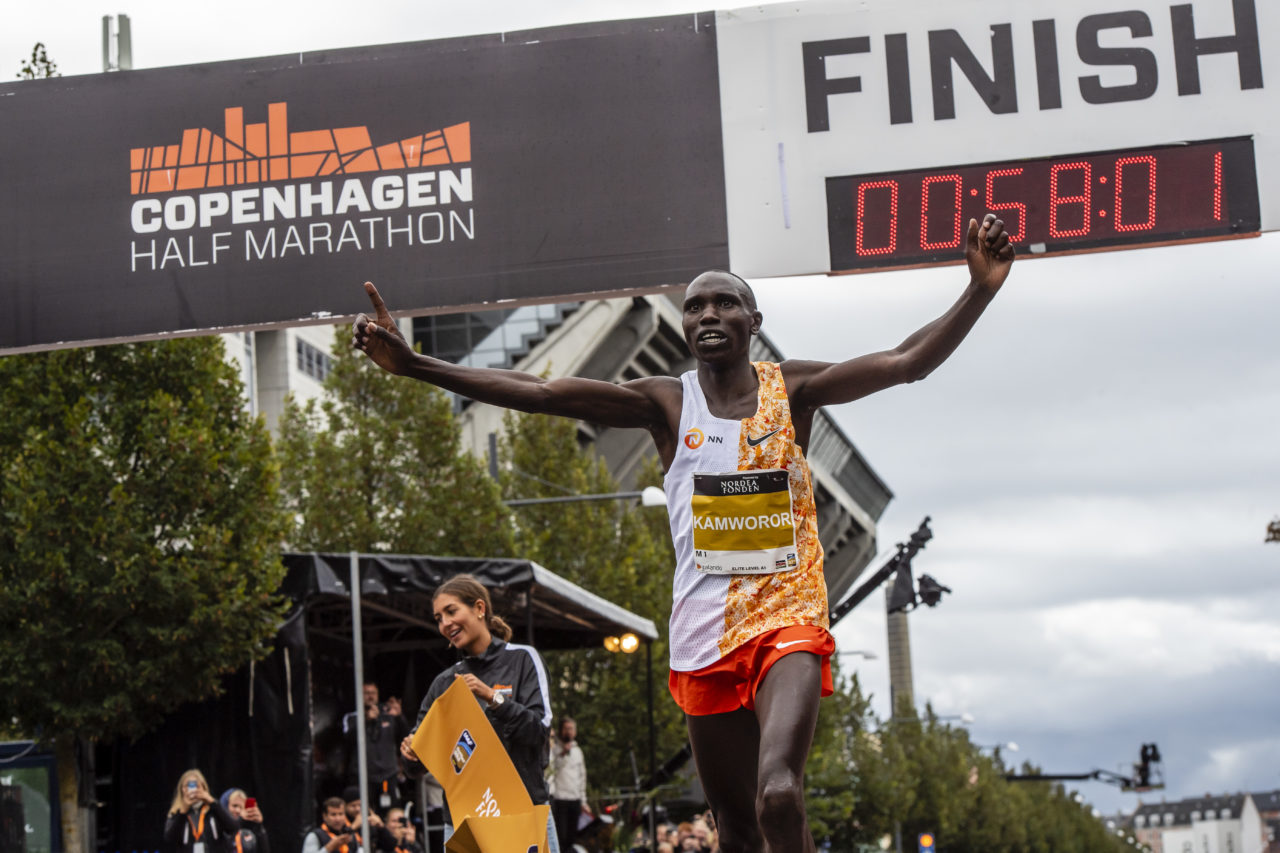 Geoffrey Kamworo chỉ mất đúng 58 phút 1 giây để hoàn thành cự ly bán Marathon 21,1 km.