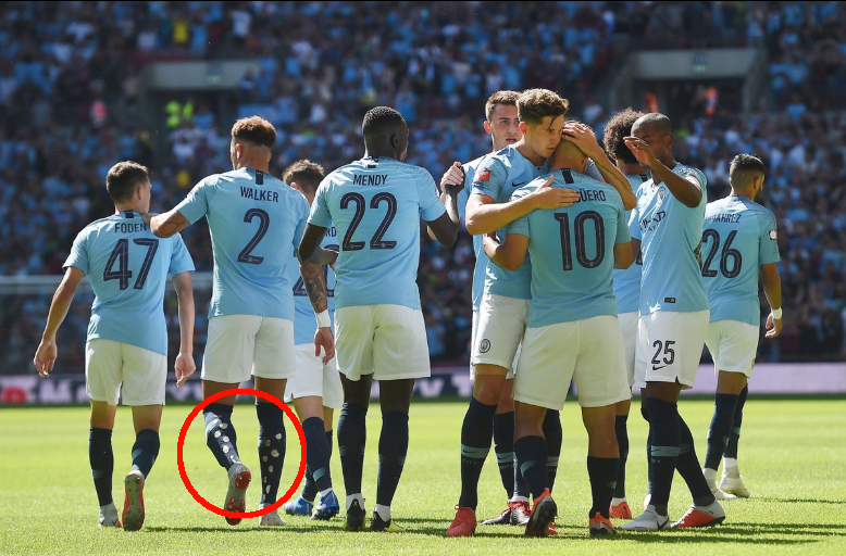 Kyle Walker của Manchester City cũng thường xuyên đi tất thủng.