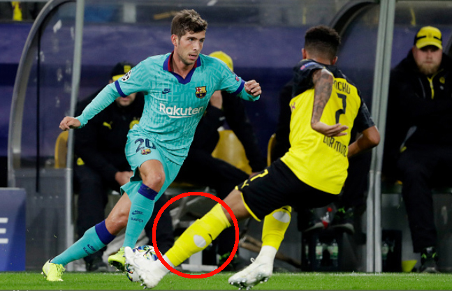 Đôi tất thủng đặc biệt của Jadon Sancho