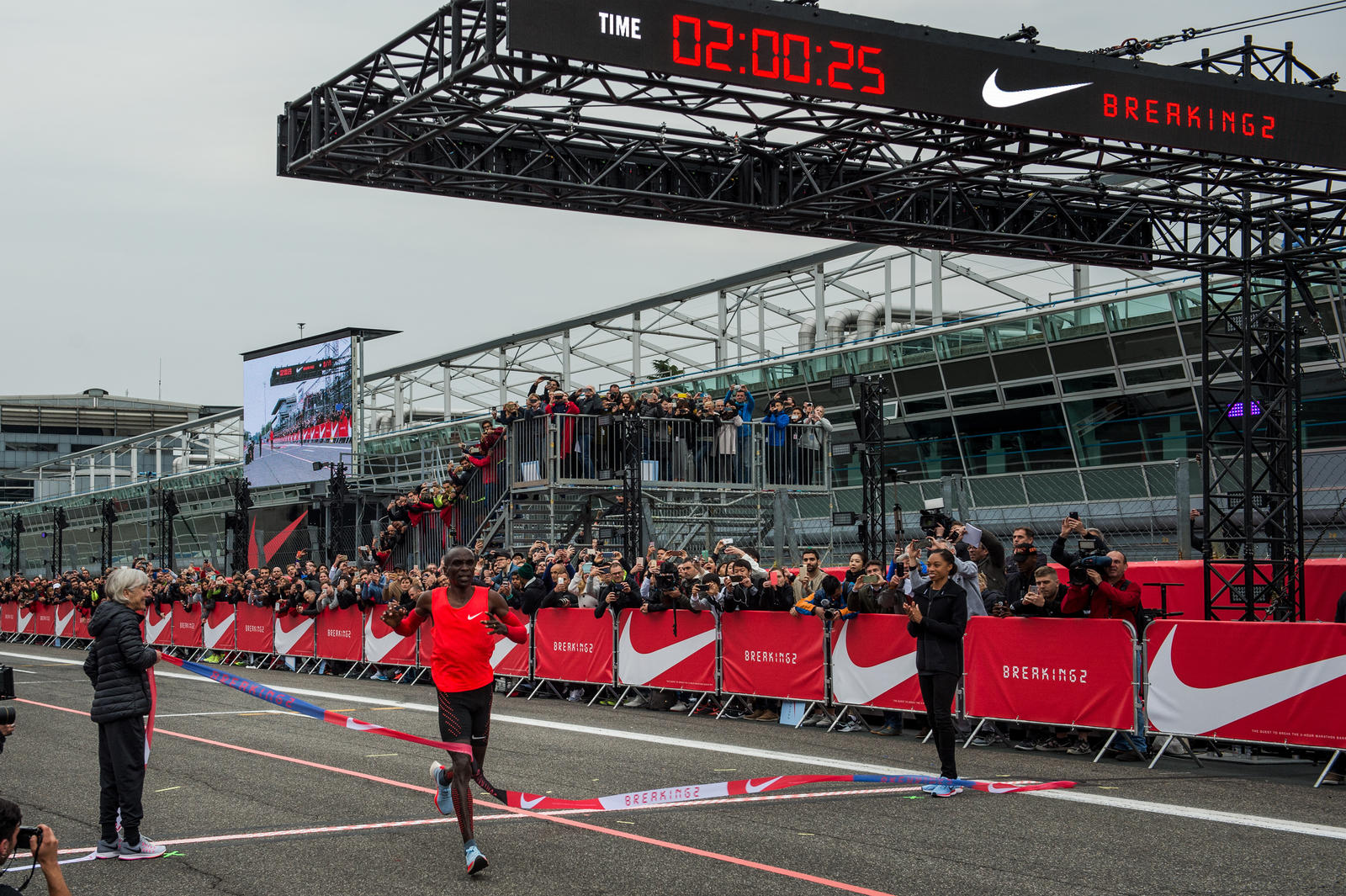 Nike Breaking 2 kết thúc với việc Eliud Kipchoge chạy cự ly Marathon trong 2:00:25 chậm hơn 26 giây để phá mốc 2 giờ. (Ảnh: Nike)