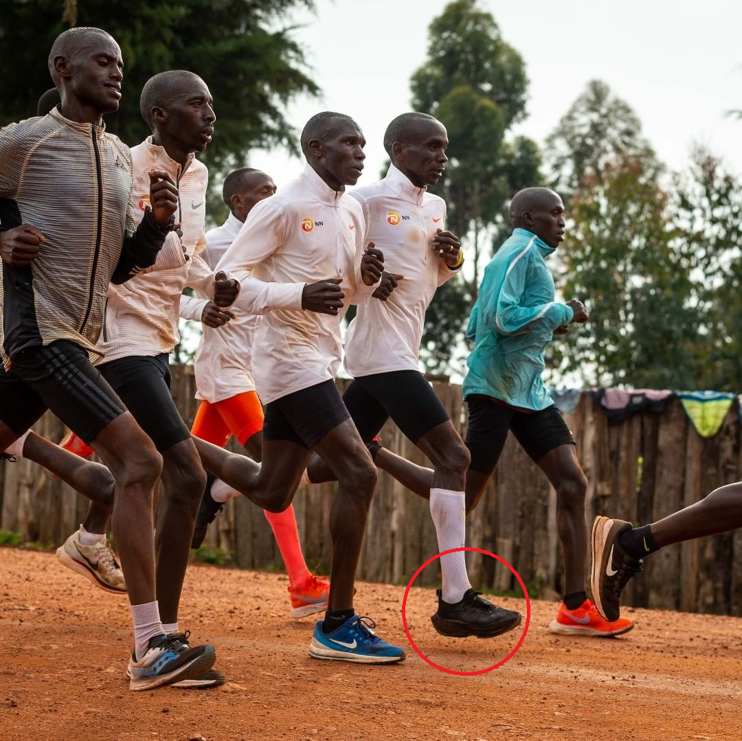 Đôi giày đặc biệt mà Eliud Kipchoge thỉnh thoảng mang trong các buổi tập trước thềm sự kiện INEOS 1:59. (ảnh INEOS:159)