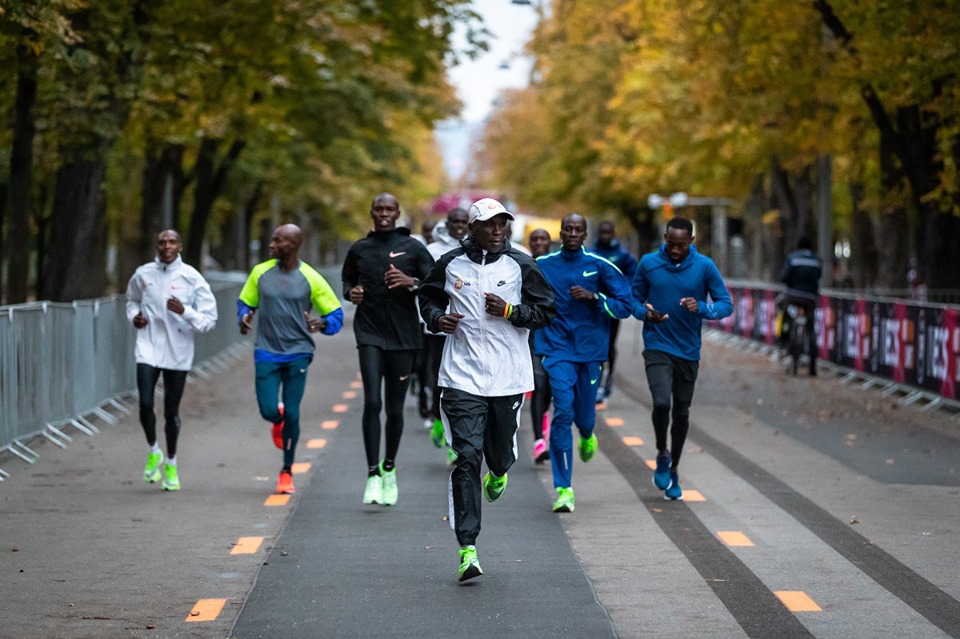 Eliud Kipchoge với sự hỗ trợ của con người và công nghệ sẽ nỗ lực phá mốc 2 giờ cho cự ly Marathon cuối tuần này. (ảnh: INEOS 1:59)