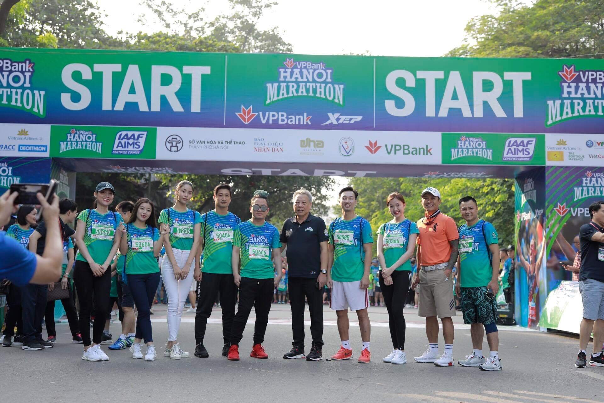 Dàn nghệ sĩ tham gia chạy 5 km sáng chủ nhật 20/10 (Ảnh: FBNV)