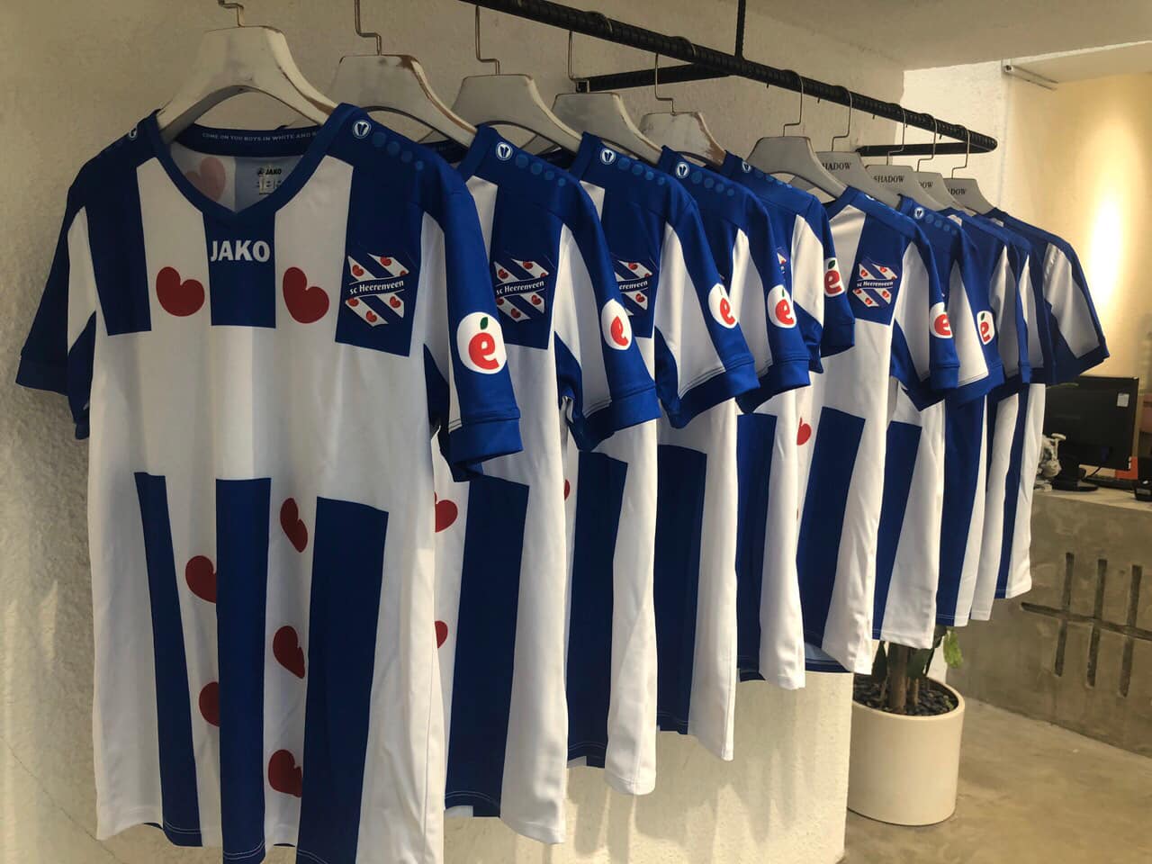 Áo đấu Heerenveen chính hãng có giá từ 1,8 triệu đồng (ảnh: Nguyễn Đắc Văn) Doan Van Hau, SC Heerenveen, ao dau doan van hau